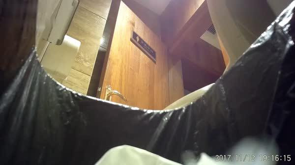 【想偶之家独家】国内某咖啡馆厕所偷拍（4V）自压合集